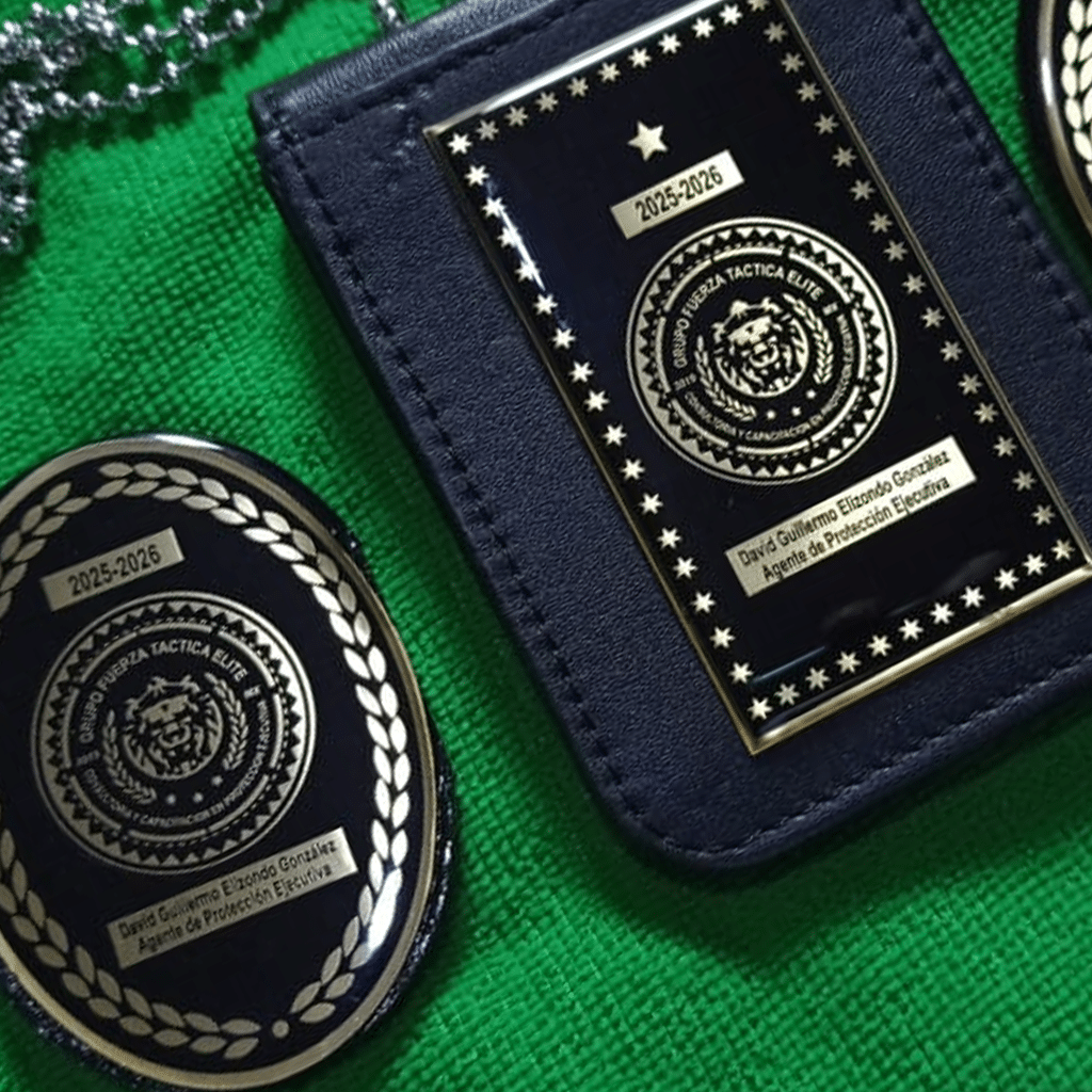 Credencial metálica