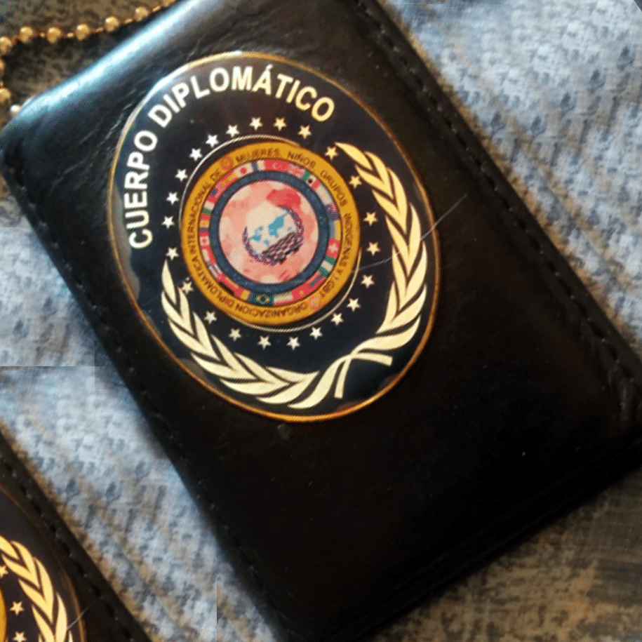 Credencial metálica